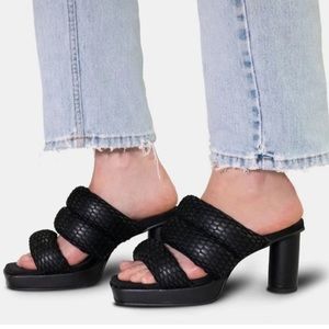 Roam black puffy heels